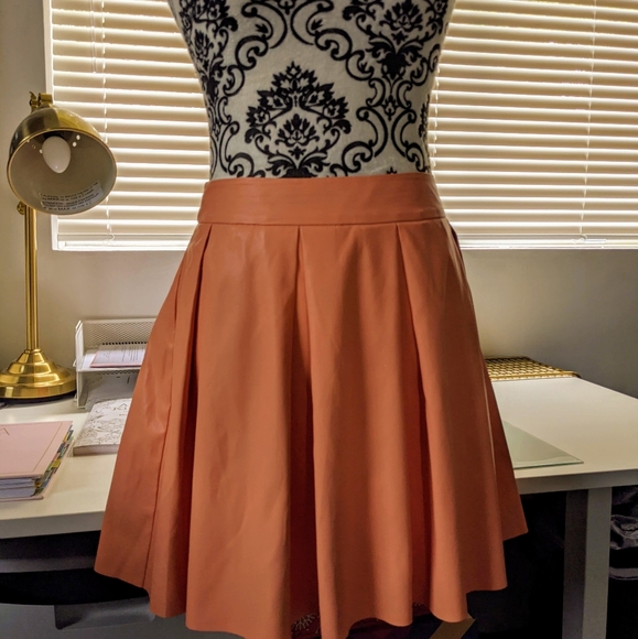 Super cute vegan leather skirt in XS! EUC - Picture 3 of 5